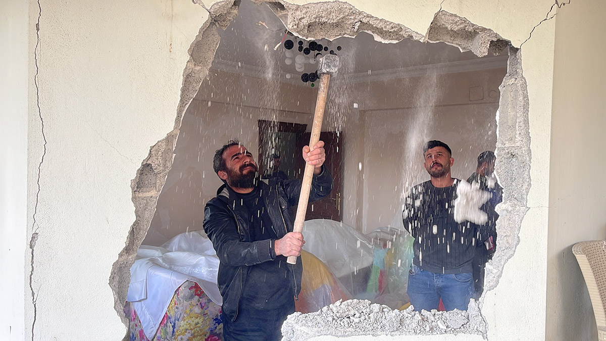 Şanlıurfa'da kontrollü yıkım çalışmaları sürüyor