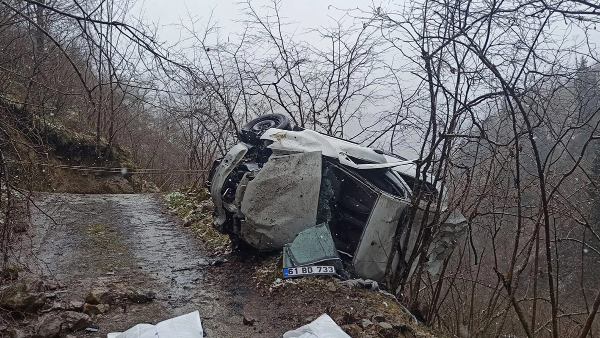 Şarampole yuvarlanan otomobildeki baba- kız öldü