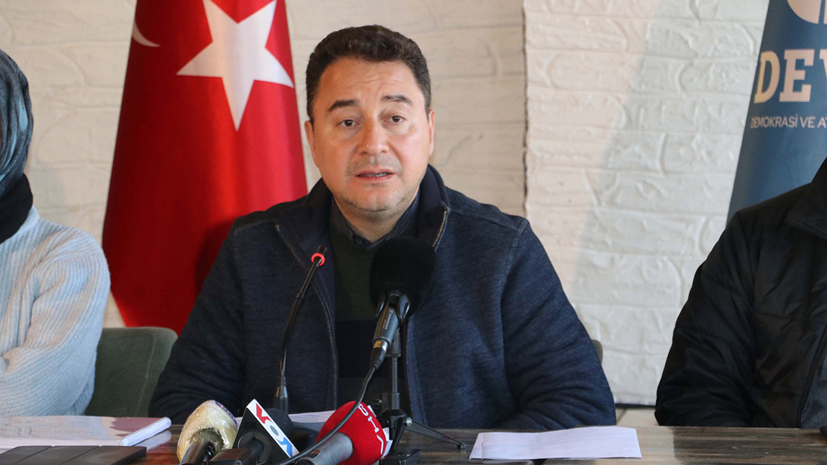 Seçim zamanı ile ilgili anayasaya uymak zorundayız