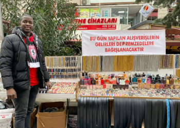 Senegalli seyyar satıcı, kazancını AFAD'a bağışladı