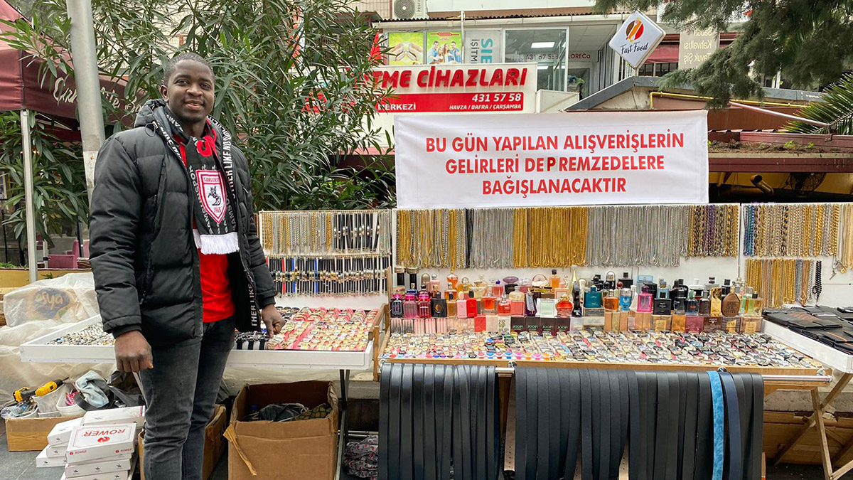 Senegalli seyyar satıcı, kazancını AFAD'a bağışladı