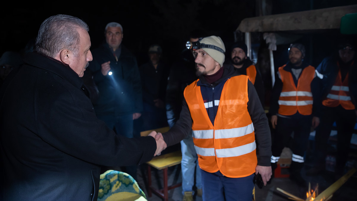 Şentop, Hatay'da depremzedeleri ziyaret etti