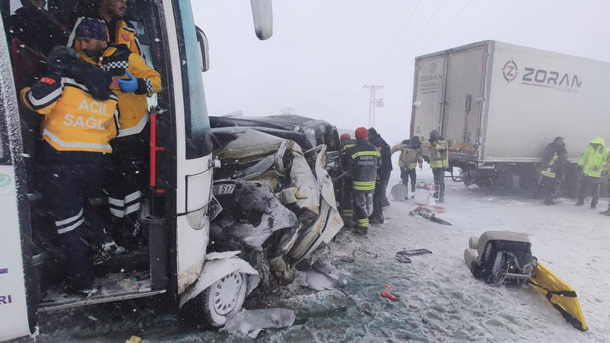 Şereflikoçhisar'da zincirleme kaza: 2 ölü, 6 yaralı
