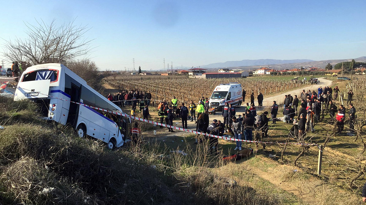 Servis midibüsü şarampole düştü: 17 işçi yaralı