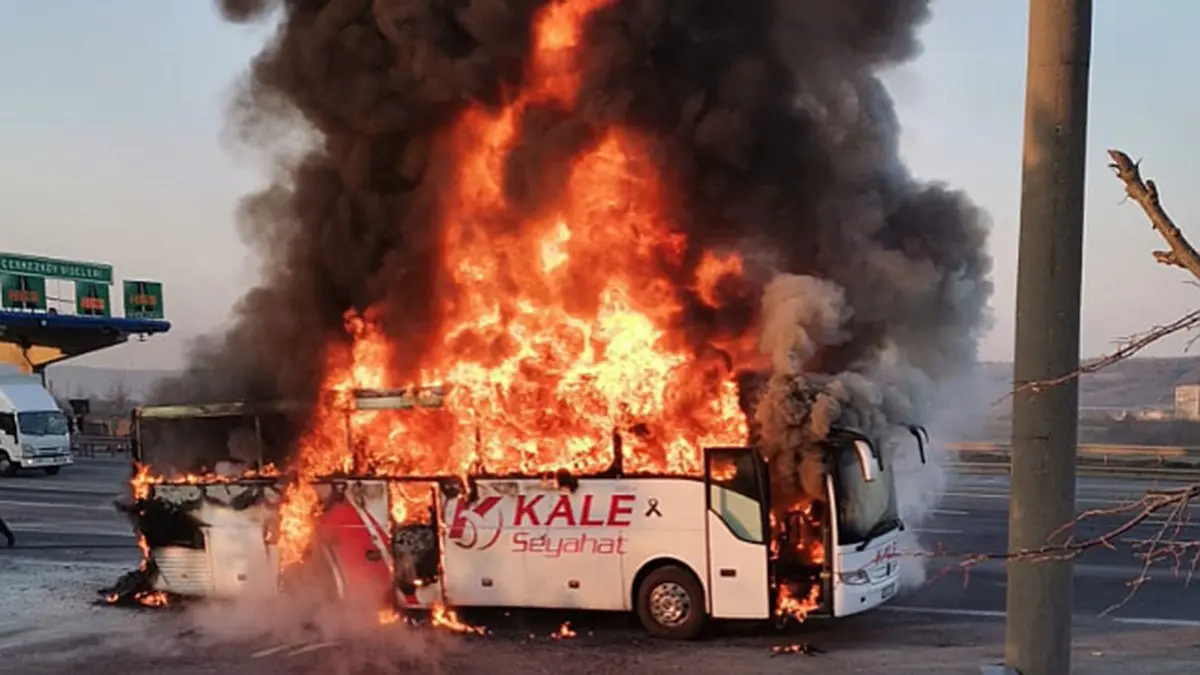 Seyir halinde alev alan yolcu otobüsü yandı