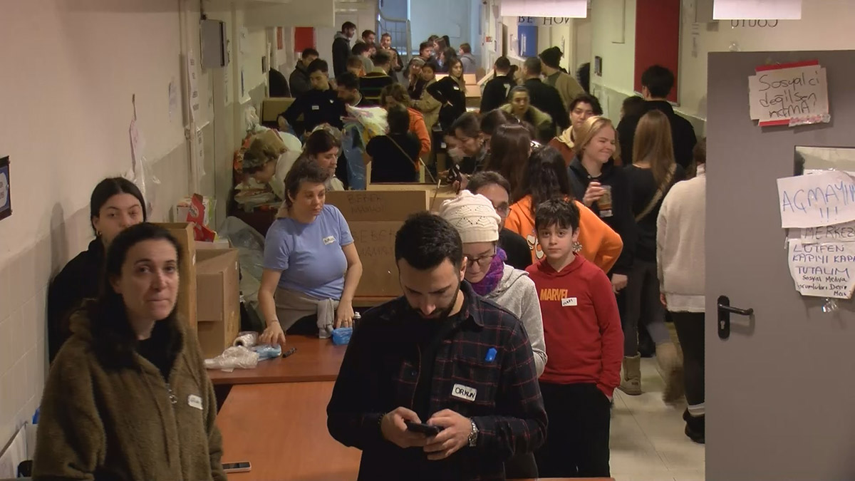 Şişli’de insan zinciriyle yardım seferberliği