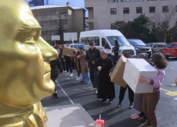 Şişli’de insan zinciriyle yardım seferberliği