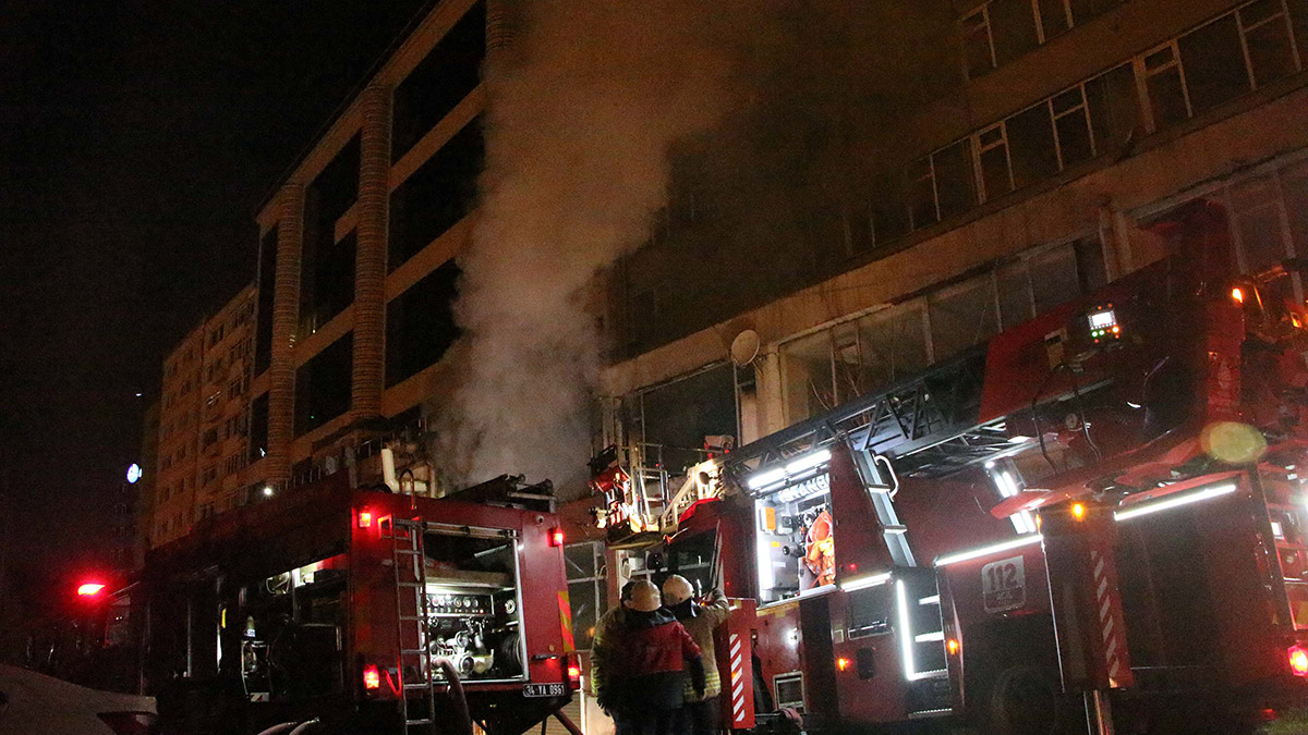 Şişli'de iş merkezinde yangın 