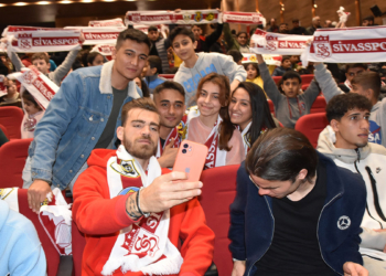 Sivassporlu futbolculardan depremzedelere ziyaret