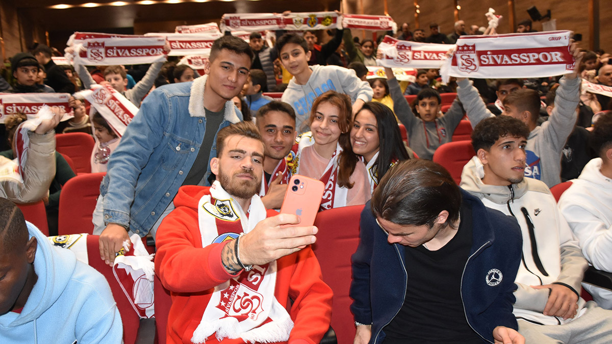 Sivassporlu futbolculardan depremzedelere ziyaret