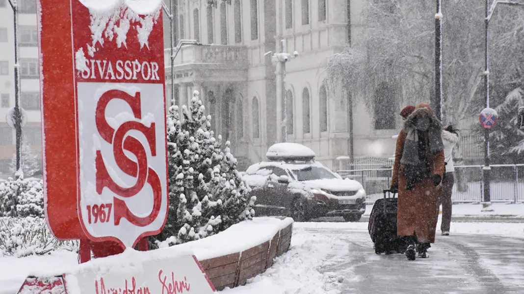 Sivas'ta kar yağışı; 48 yerleşim yeri yolu kapandı