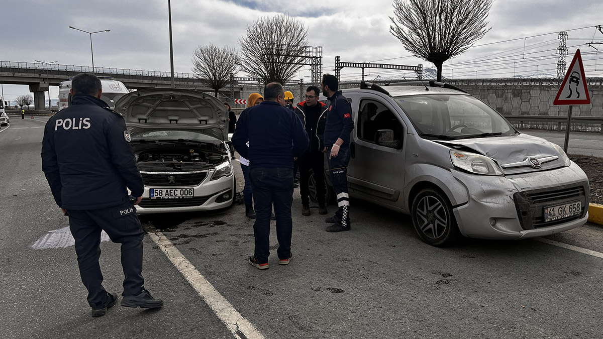 Sivas'ta zincirleme kaza; 6 depremzede yaralı