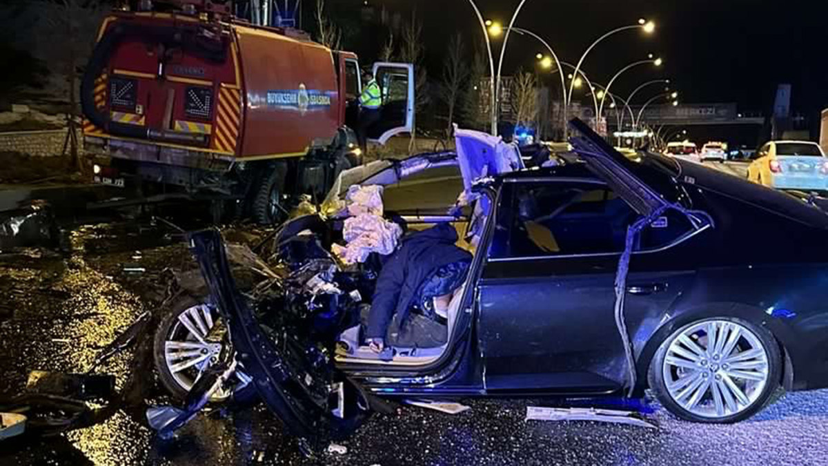 Sulama tankerine çarpan otomobilin sürücüsü öldü