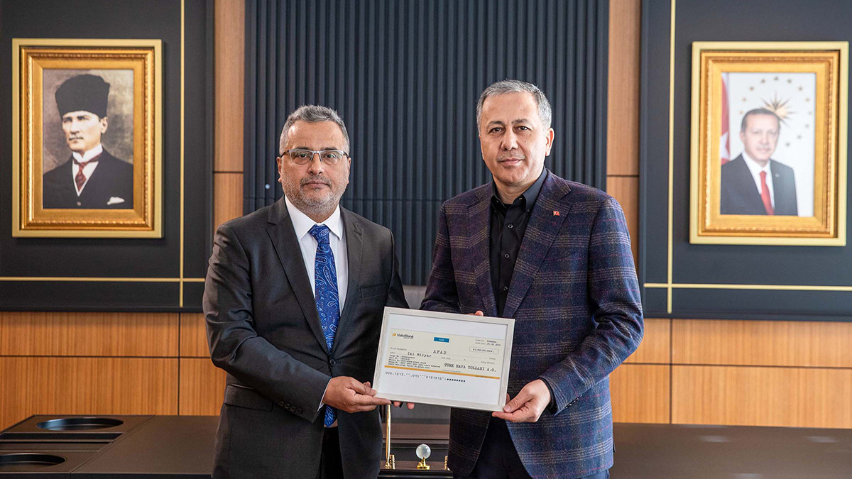 THY, 2 milyar TL'lik bağışını Yerlikaya'ya verdi