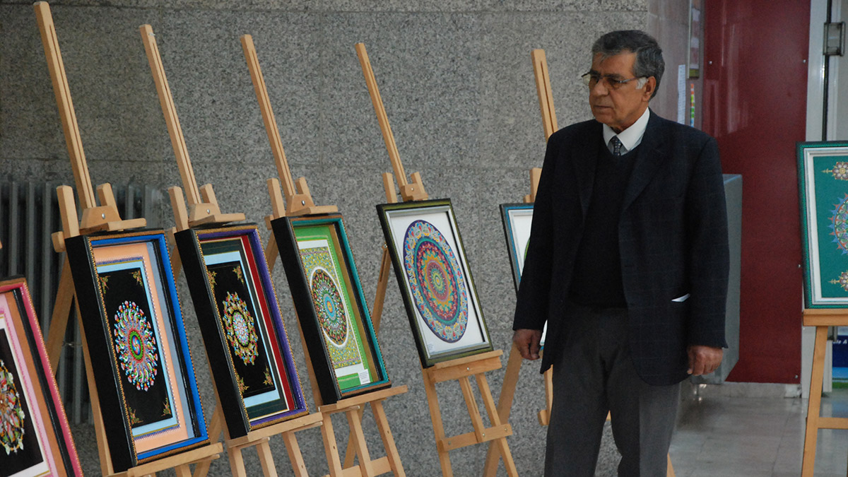 Tablolarını depremzedeler için bağışladı  