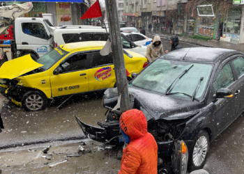 Taksiyle çarpışan otomobil direğe çarptı: 3 yaralı 