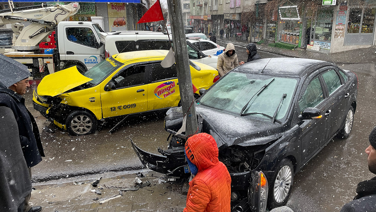 Taksiyle çarpışan otomobil direğe çarptı: 3 yaralı 