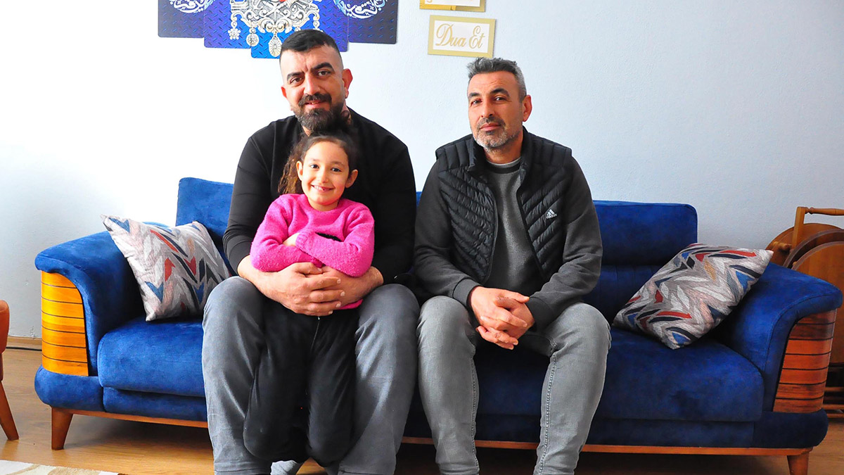 Tanıştığı depremzede aileyi misafir ediyor