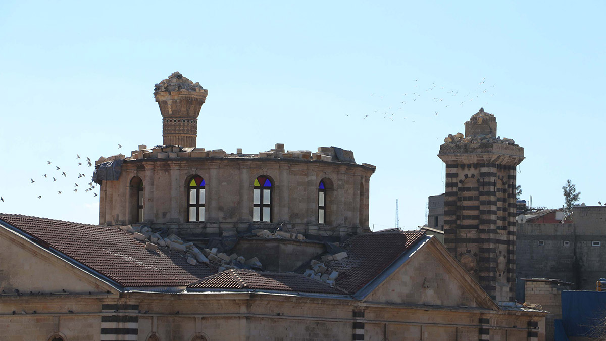 Tarihi Kurtuluş Camii depremde hasar aldı