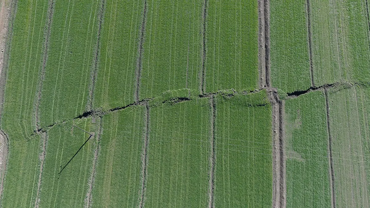 Tarım arazilerini kaydıran fay kırıkları görüntülendi