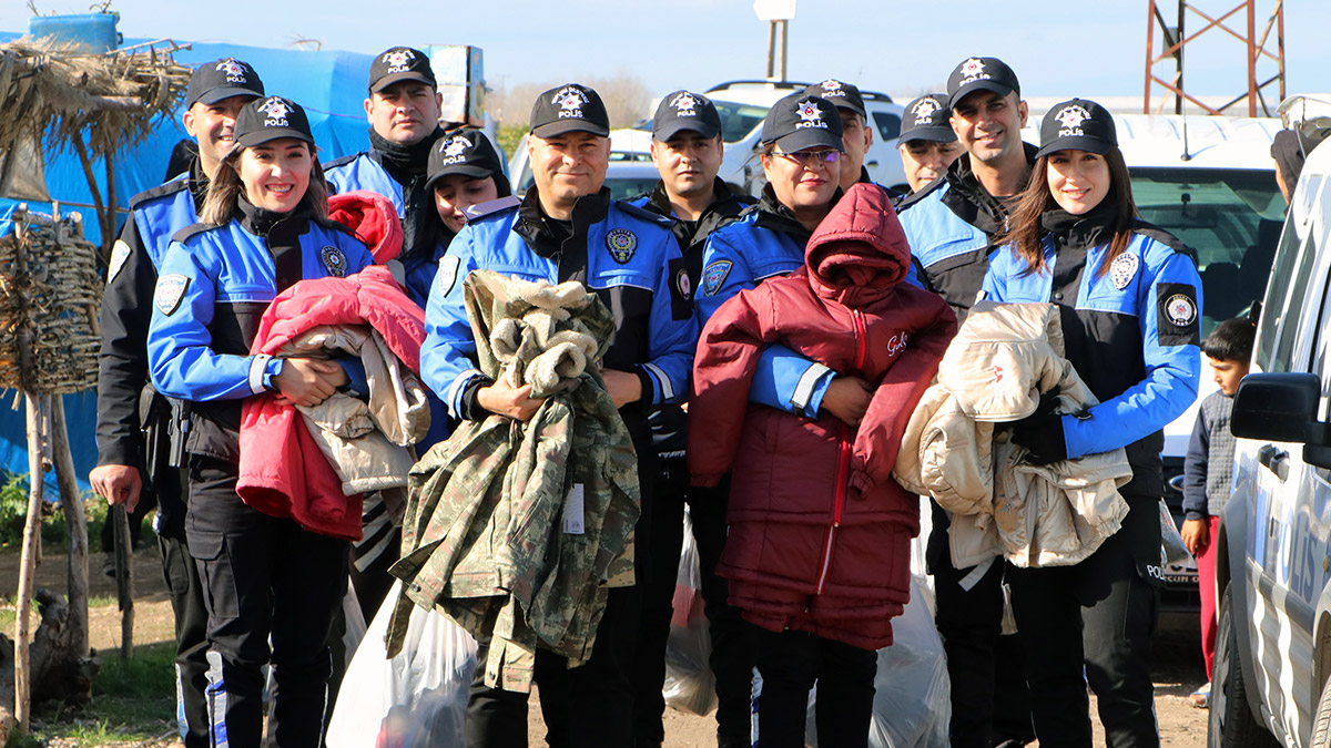 Tarım işçilerinin çocuklarına mont ve bot dağıtımı