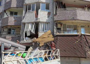 Tehlikeye rağmen hasarlı binalardaki eşyalarını alıyorlar