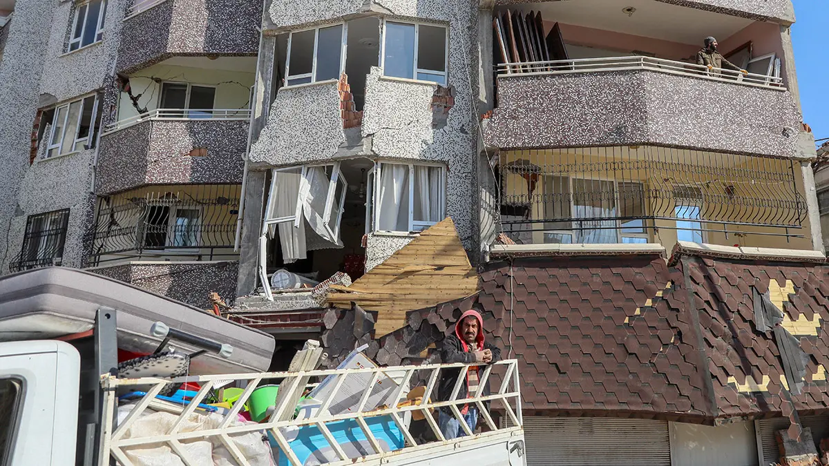 Tehlikeye rağmen hasarlı binalardaki eşyalarını alıyorlar