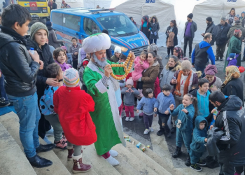 Tiyatrocu Ömer Konakçı depremzedelere moral oldu