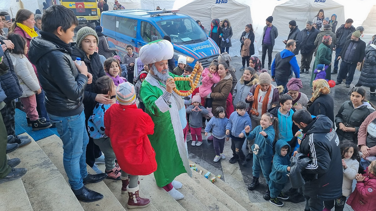 Tiyatrocu Ömer Konakçı depremzedelere moral oldu