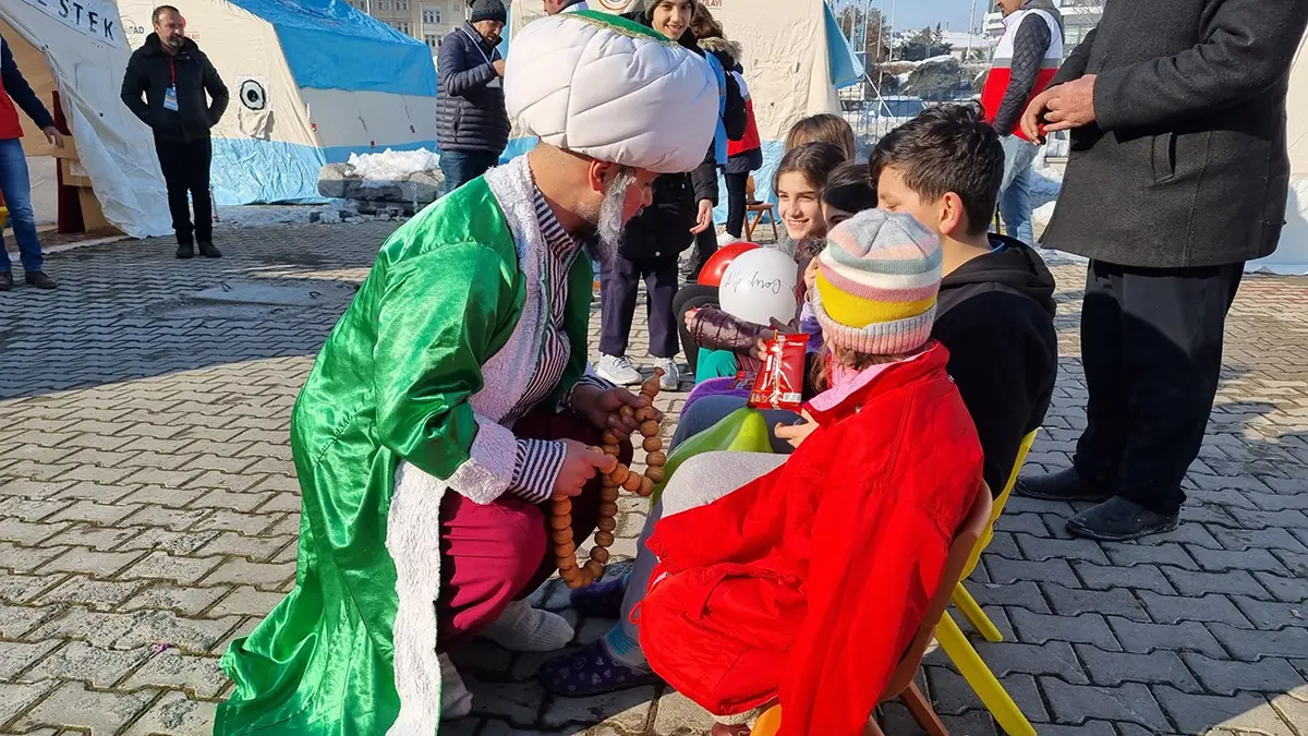 Tiyatrocu omer konakci depremzedelere moral olduz - yaşam - haberton