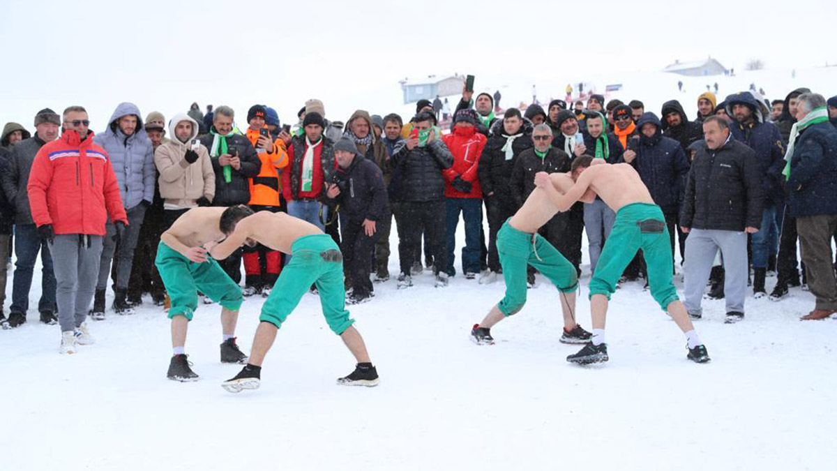 Tokat'ta '8'inci Kar Şenliği'nde güreş heyecanı