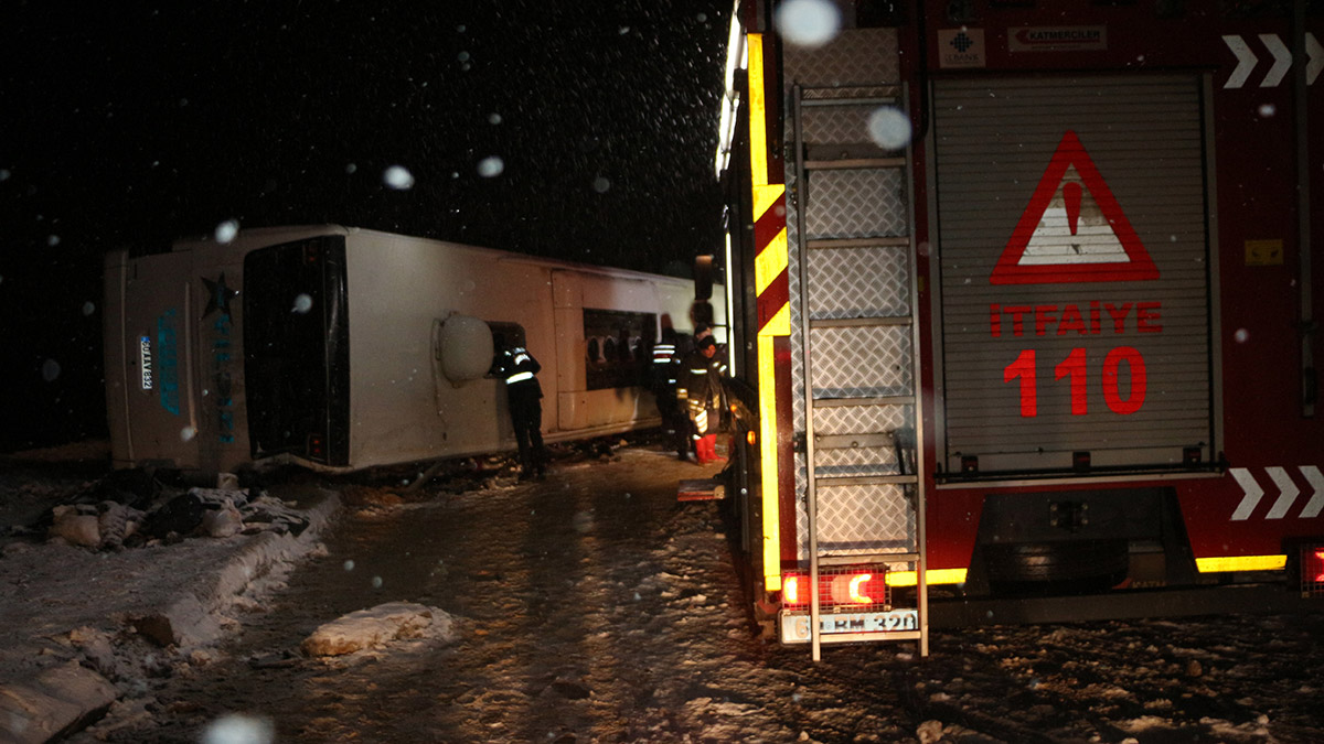 Tokat'ta yolcu otobüsü devrildi: 1 ölü, 15 yaralı