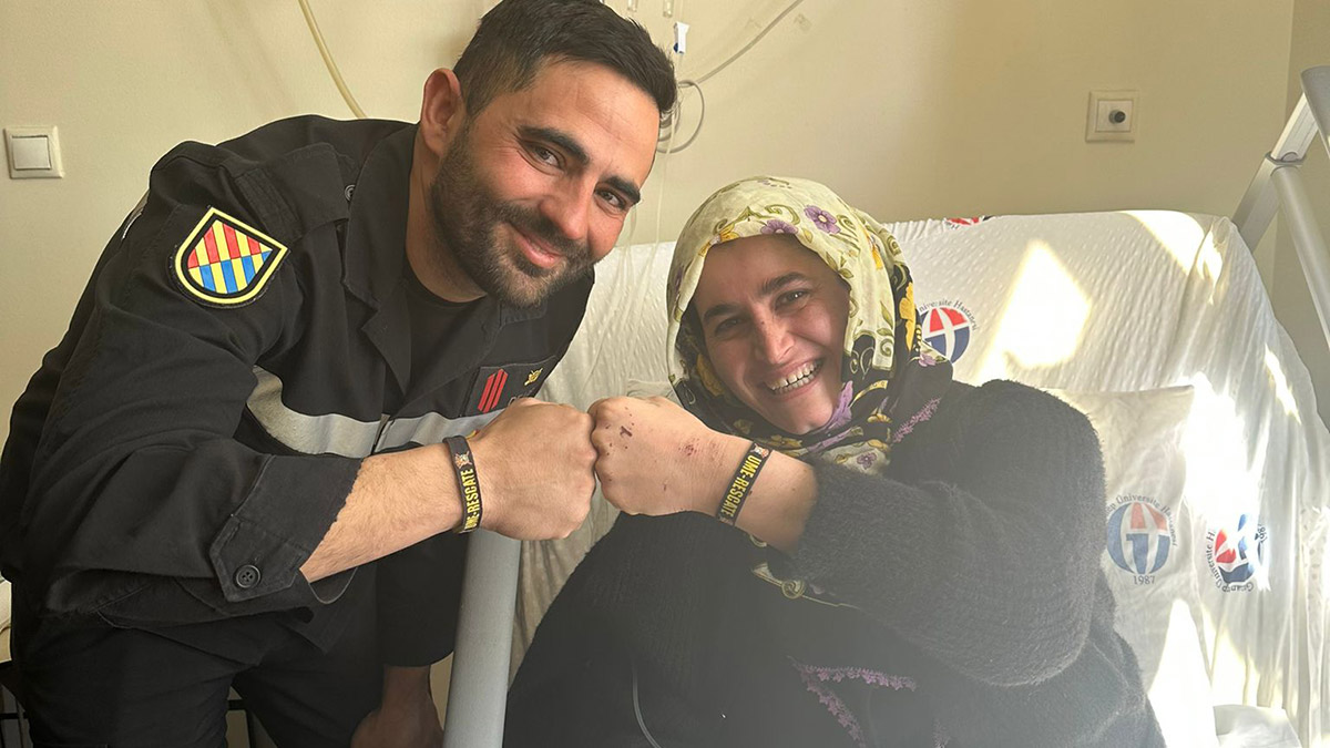 UME ekibi, depremzedeleri hastanede ziyaret etti