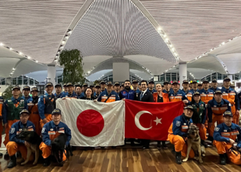 Ülkesine dönen Japon ekibi çiçeklerle karşılandı