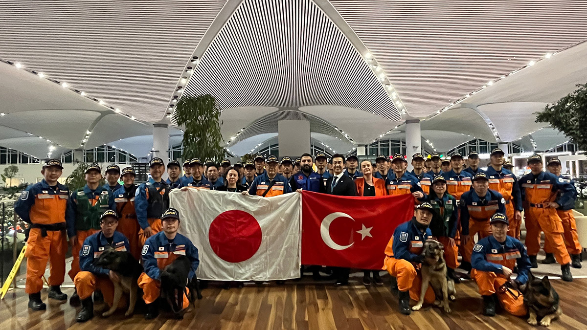 Ülkesine dönen Japon ekibi çiçeklerle karşılandı