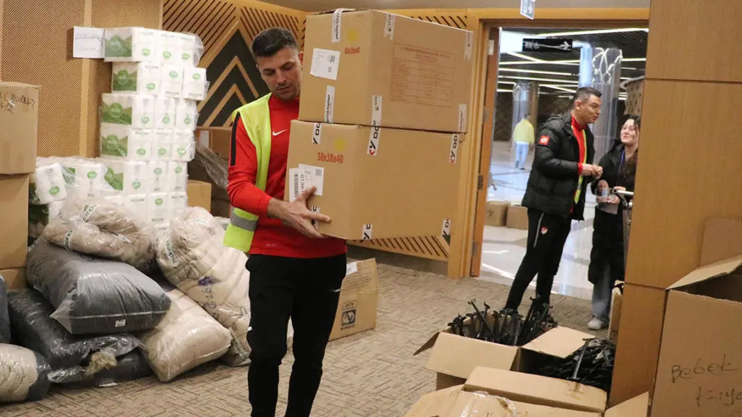 Ümit Öztürk, depremzedeler için gönüllü çalışıyor