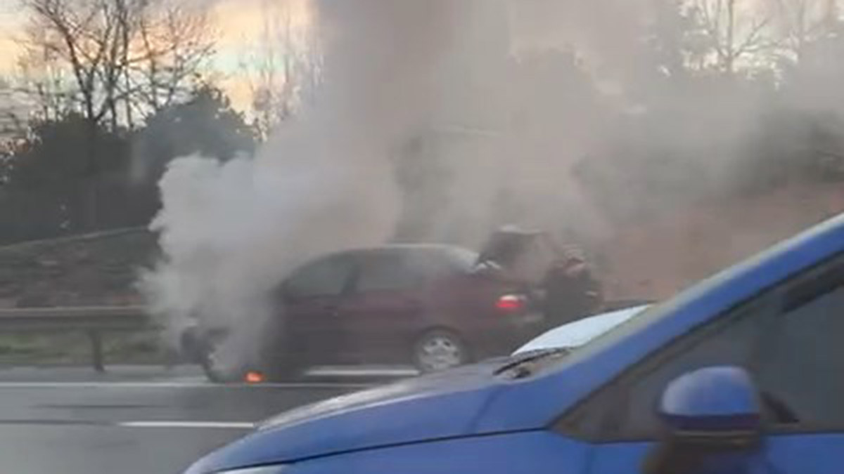 Ümraniye'de otomobil alev alev yandı 