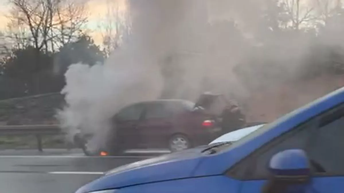 Ümraniye'de otomobil alev alev yandı 