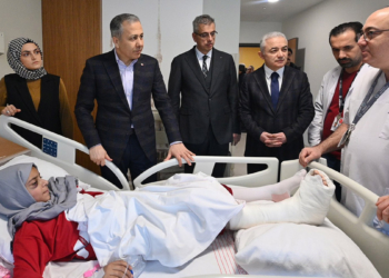 Vali Yerlikaya, yaralı depremzedeleri ziyaret etti