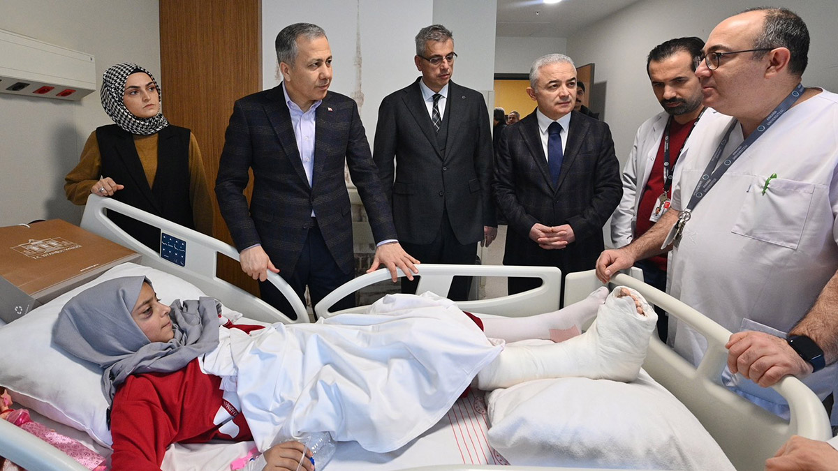 Vali Yerlikaya, yaralı depremzedeleri ziyaret etti