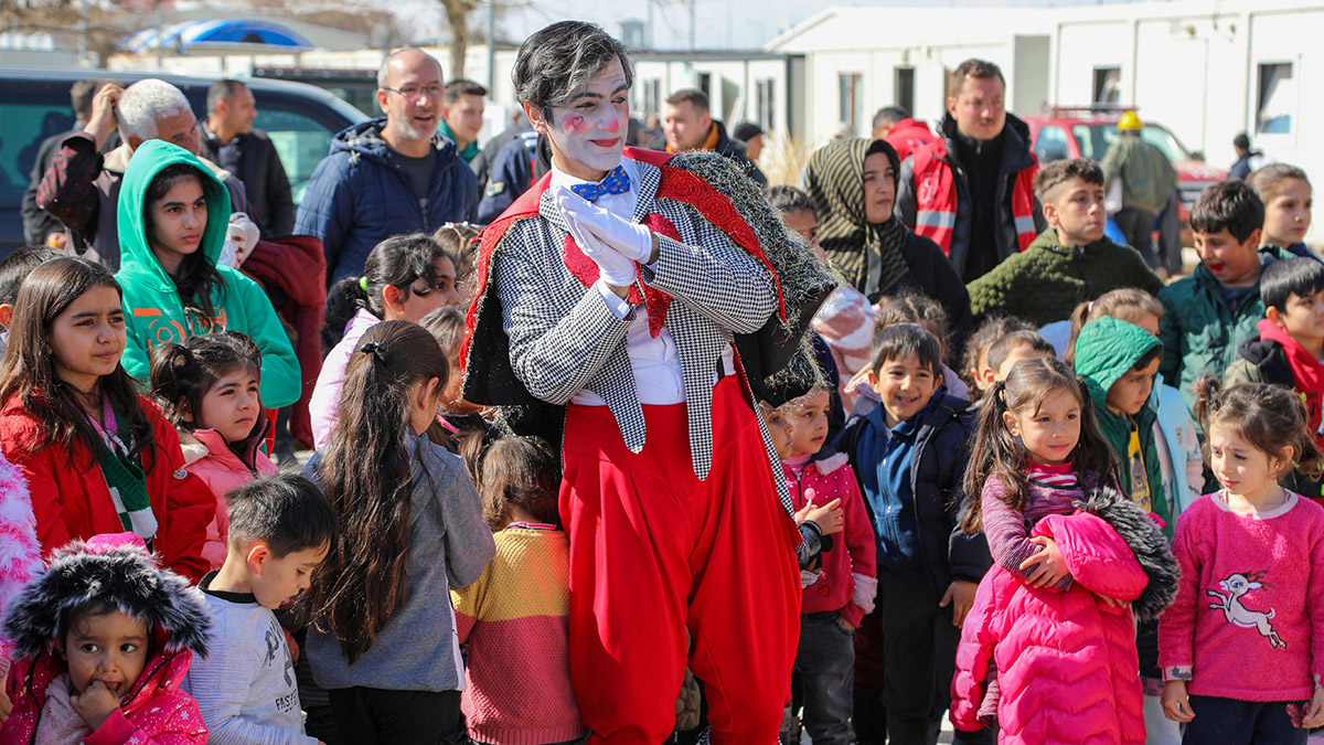 Van Devlet Tiyatrosu, depremzedeler için sahneye çıktı