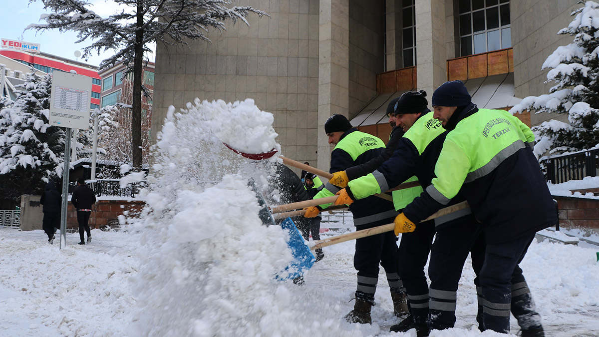 Van'da kar yağışı; 67 yerleşim yerine ulaşım yok