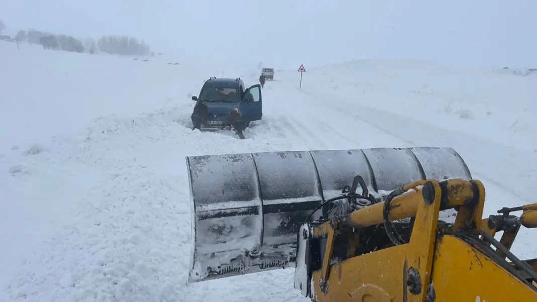 Van'da karlı yollarda araçlar mahsur kaldı