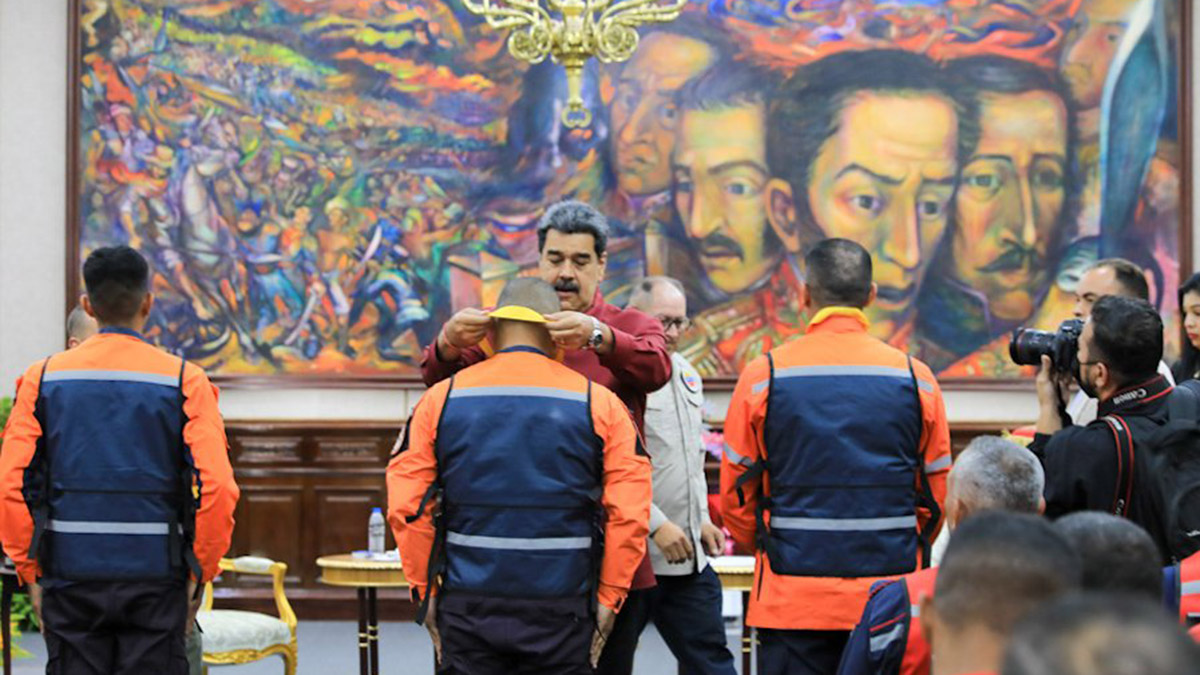 Venezuela kurtarma ekibine madalya verildi