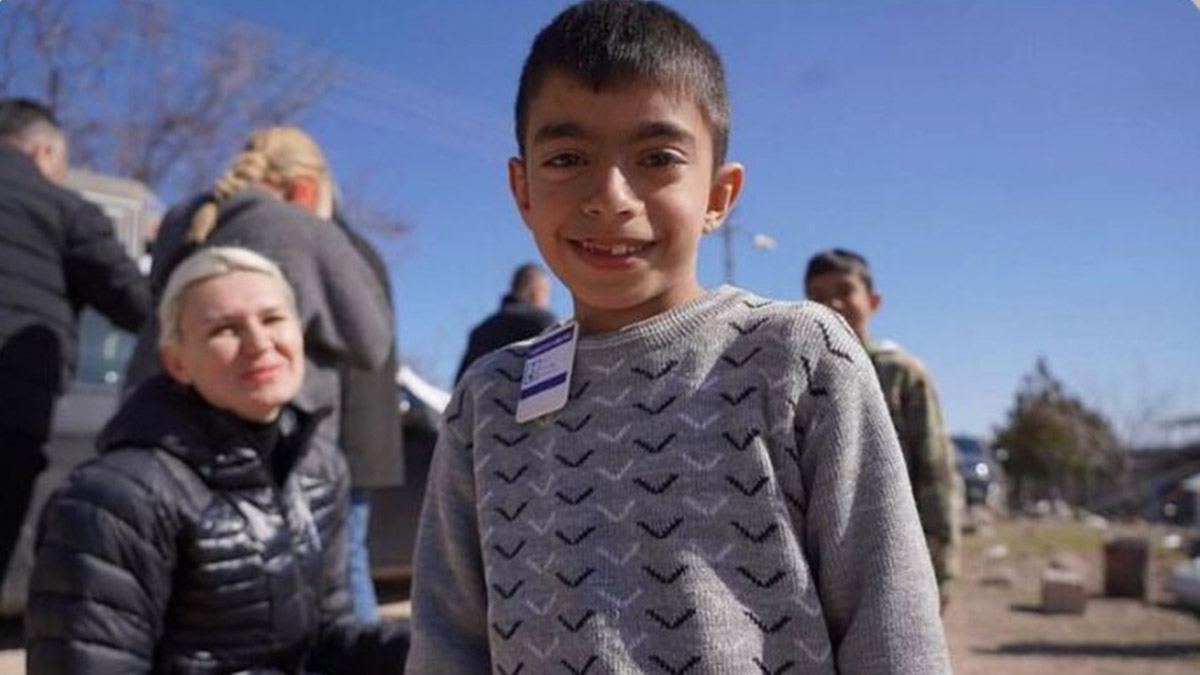 Siyasi çöküş, insani refleks... Maalesef kızıla kesildi gök; kuşlar, çiçekler göçtü bu diyardan. Ne başta dert ne gönülde hasret eksik oldu ne de kardeş kavgası nihayet buldu. Zengin fakir, sen benin hep mi hep farkı oldu. Kış günü nicesi EVSİZ BARKSIZ kaldı. 