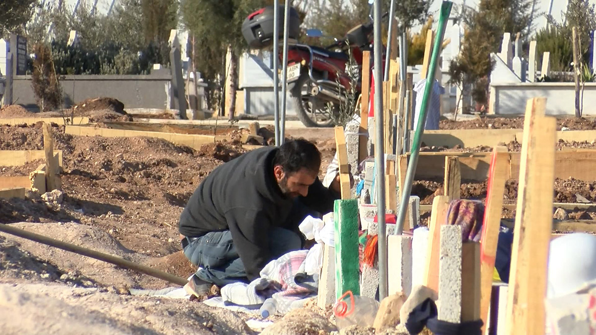 Yakınlarının mezarını bulmak için mezara eşya koydular