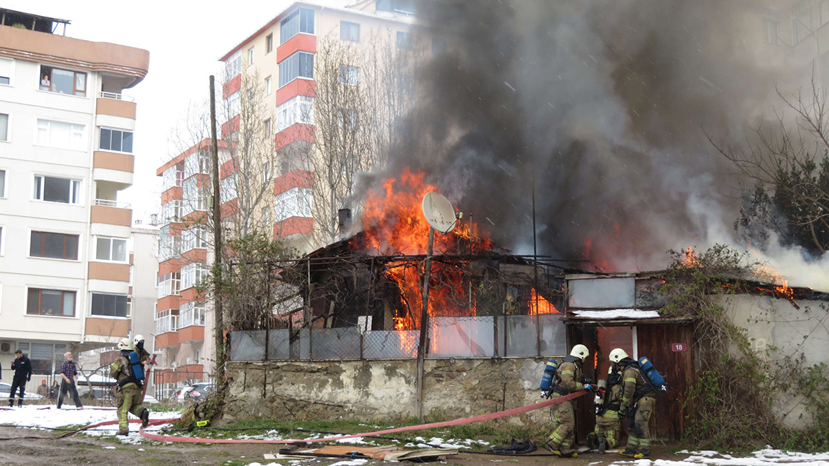 Yangında mahsur kalan engelliyi mahalleli kurtardı