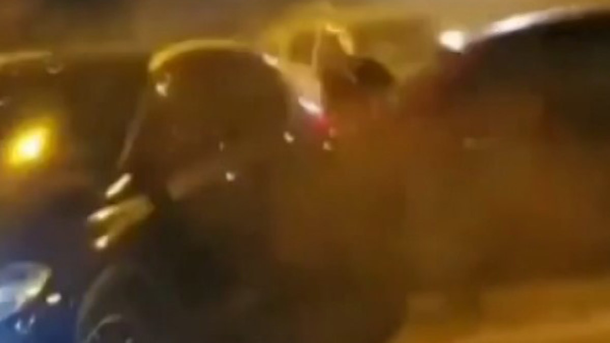 Yarışan sürücüler, otomobilleriyle 4 araca çarptı