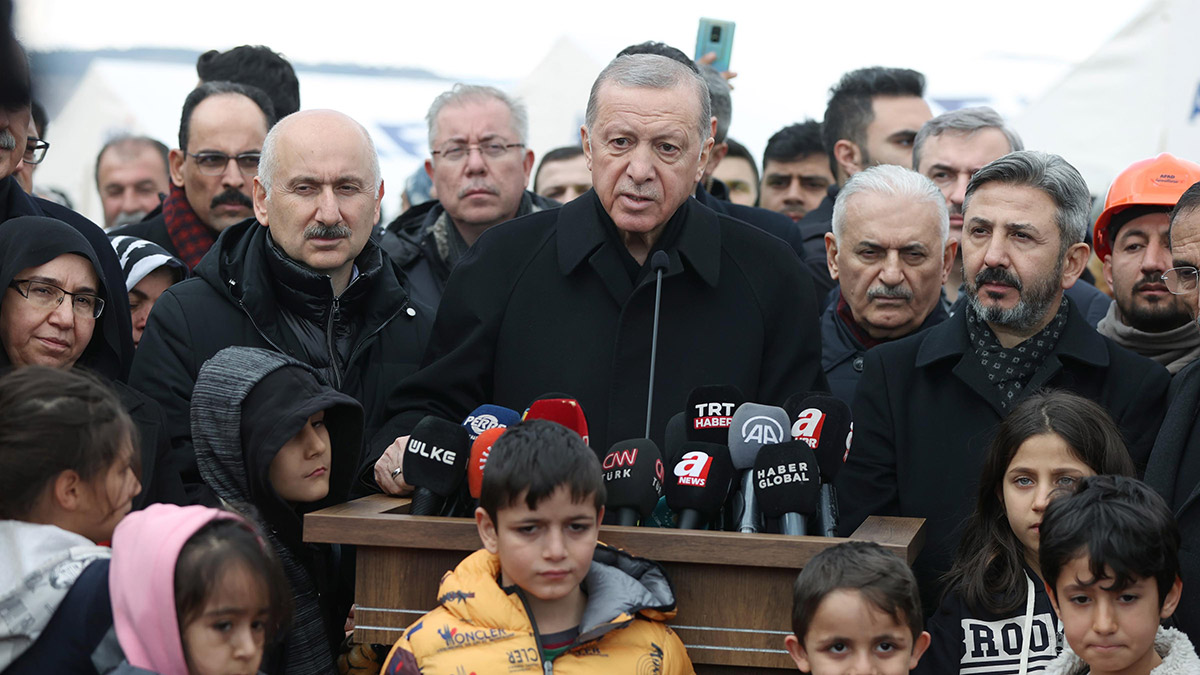 Yıkılan binaları yeniden yapıp teslim edeceğiz