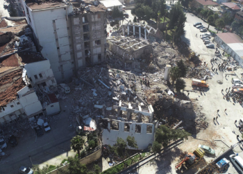 Yıkılan hastane ek binasında umutlu bekleyiş